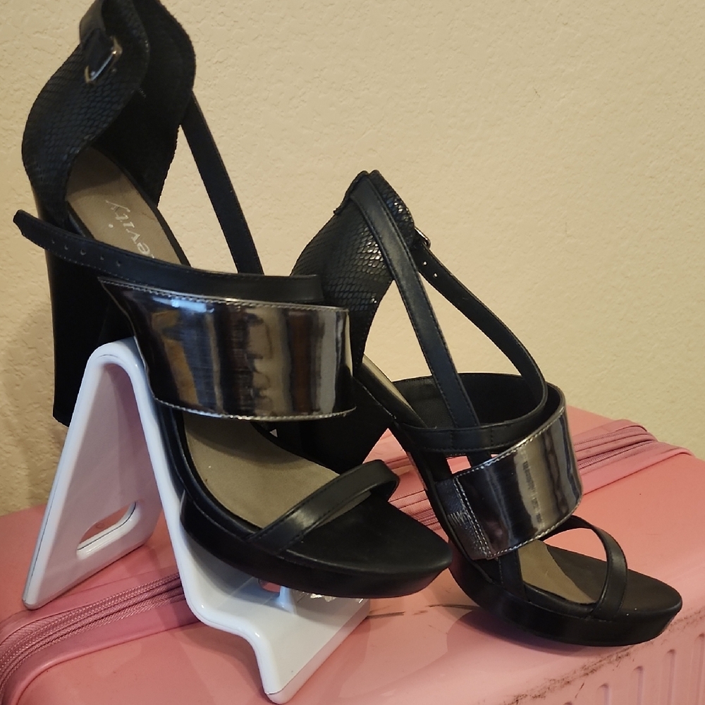 Chic Black Strappy Heels with Metallic Accent🖤